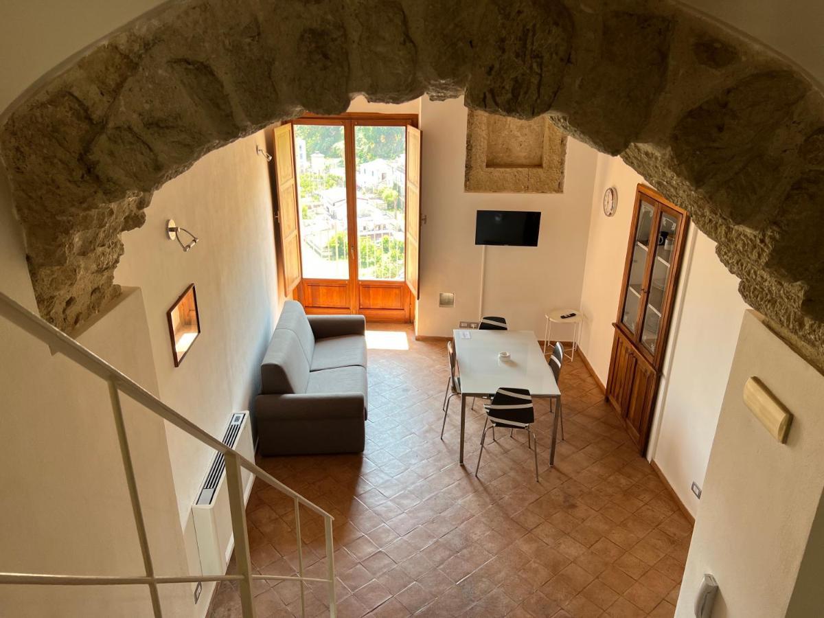 La Rupe Apartments トロペーア エクステリア 写真